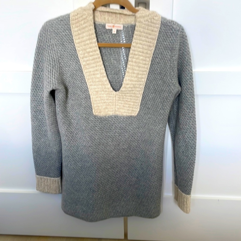Tory Burch, women’s size medium, 100% cashmere V-neck tunic.
